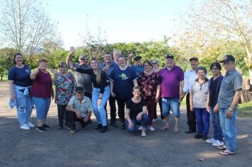 Saúde realiza caminhada com grupo de idosos na pista do Lago Municipal