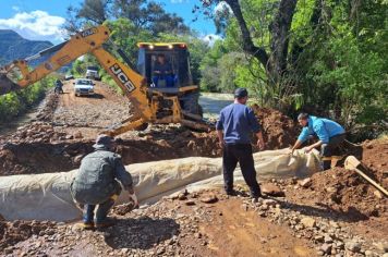 Mutirão da Secretaria de Obras recupera estragos após enxurrada