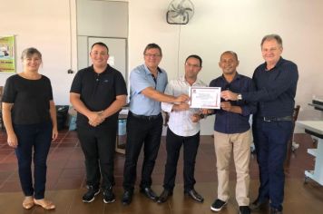 PARTICIPANTES DO CURSO DE COSTURA DE CALÇADOS RECEBEM CERTIFICADOS