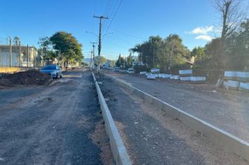 Avenida Doze de Maio recebe novo calçamento