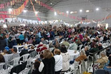 Baile da Terceira Idade reúne cerca de 1 mil idosos em Cerro Branco