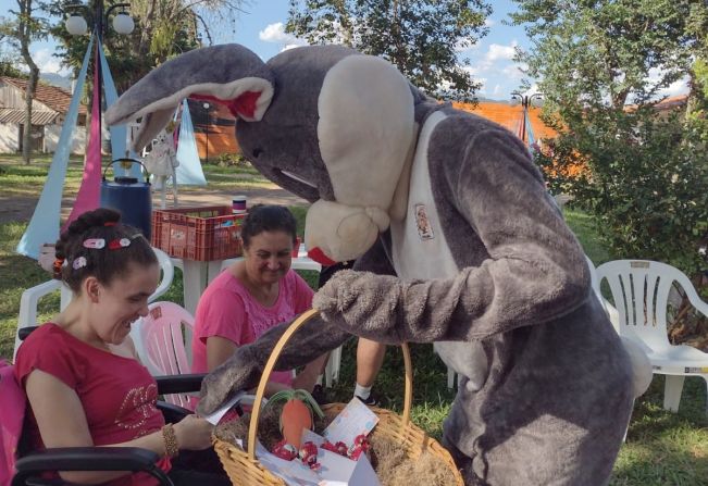 Grupo de PCD's realiza atividade de Páscoa na praça central