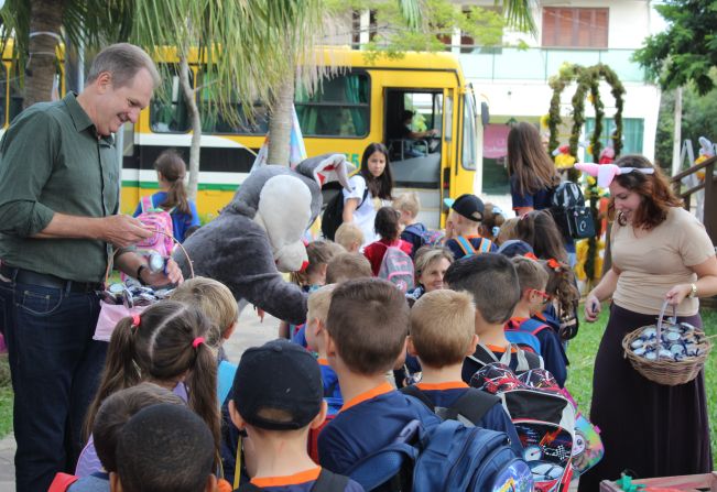 Programação especial de Páscoa diverte crianças na praça central