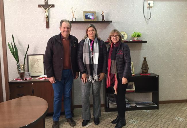 O Prefeito Edson Lawall, recebeu na manhã de ontem, dia 31/05, em seu Gabinete a gerente geral da agência Bradesco de Candelária Silvane Rejane Marin Hubner e a Sra. Alini Moritzen, Gerente de Relacionamento Praça Presença.