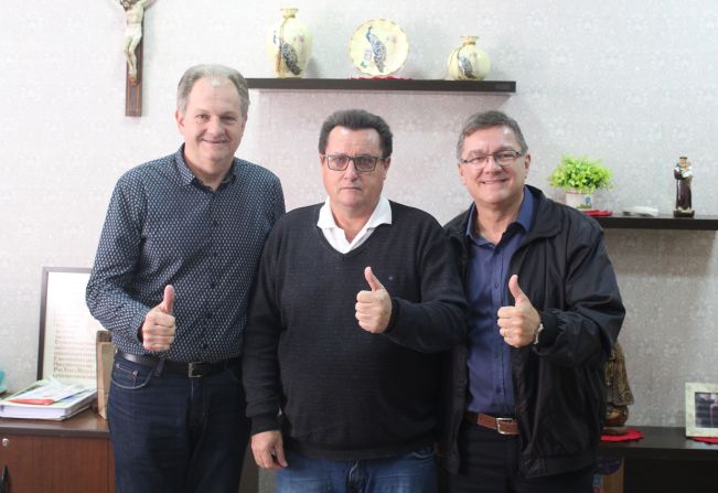 Prefeito e vice recebem visita do assessor do deputado federal Giovani Cherini